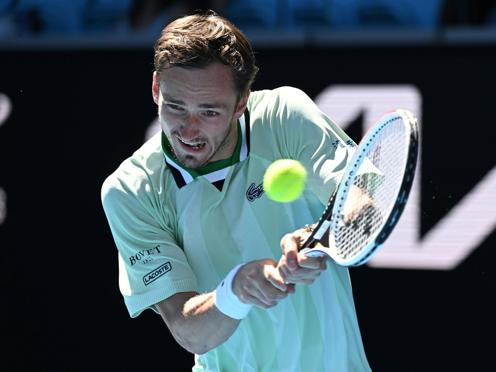 Daniil Medwedew spielt den Ball mit der Rückhand.