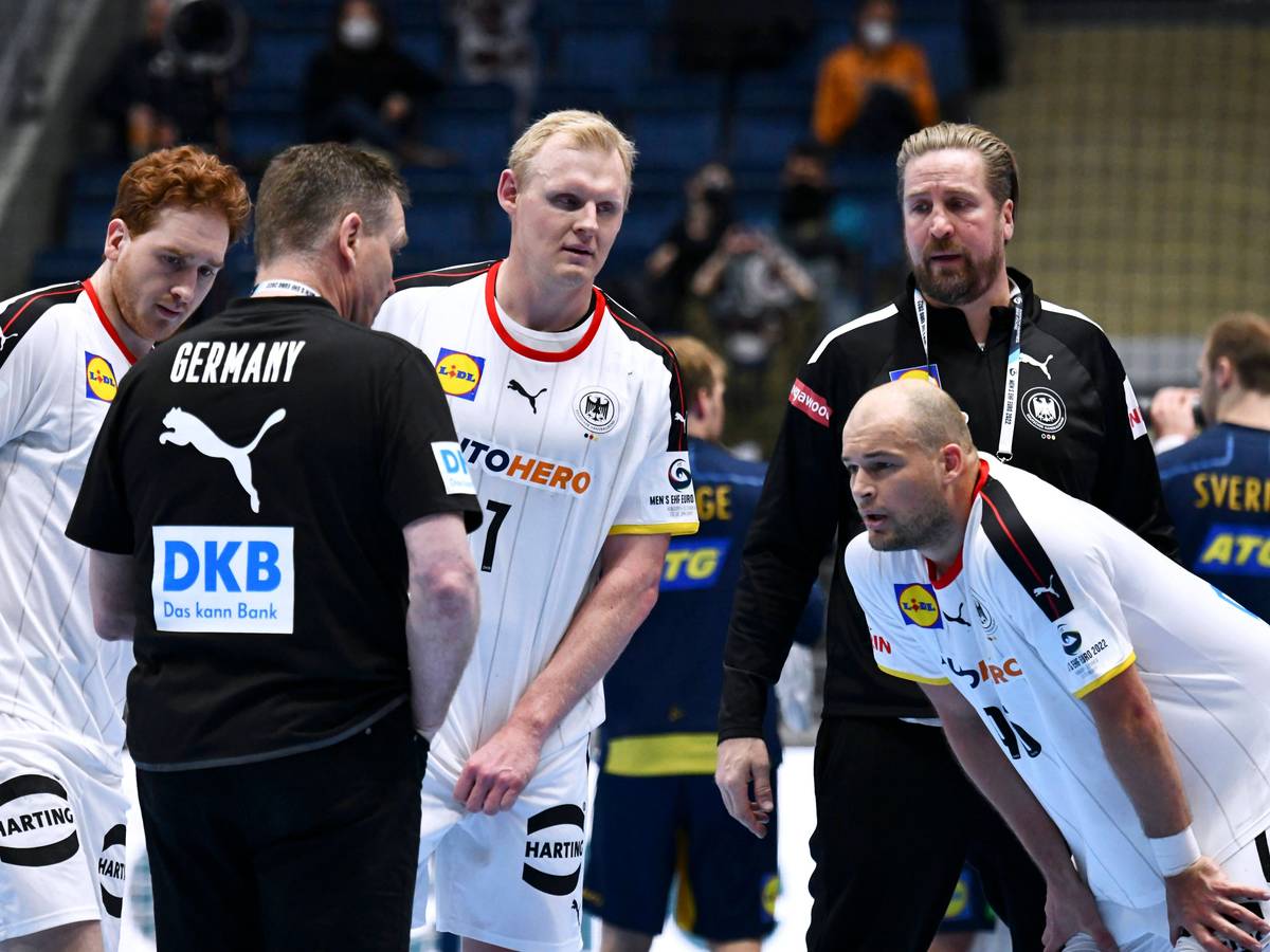 Auszeit bei der Handball-EM: Bundestrainer Alfred Gislason spricht mit seinen Spielern.
