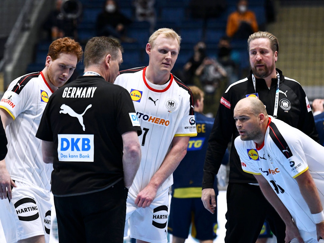 Auszeit bei der Handball-EM: Bundestrainer Alfred Gislason spricht mit seinen Spielern.