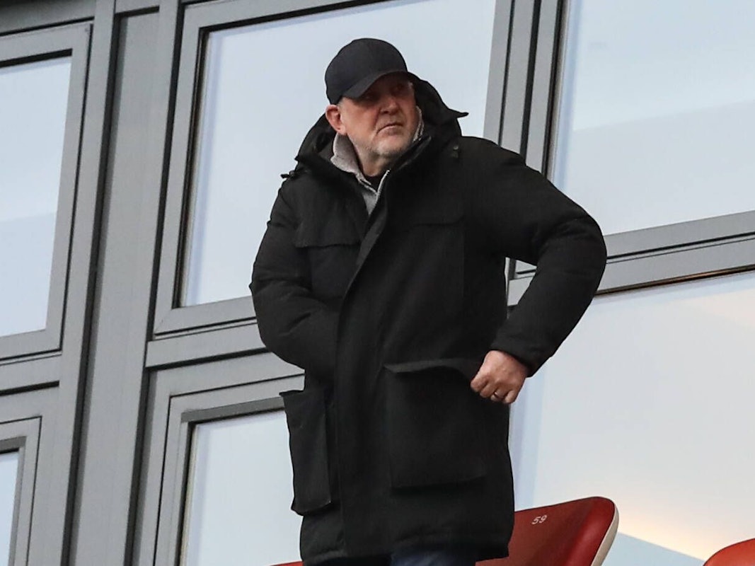 Manager Jörg Schmadtke vom VfL Wolfsburg schaut auf das Spielfeld.