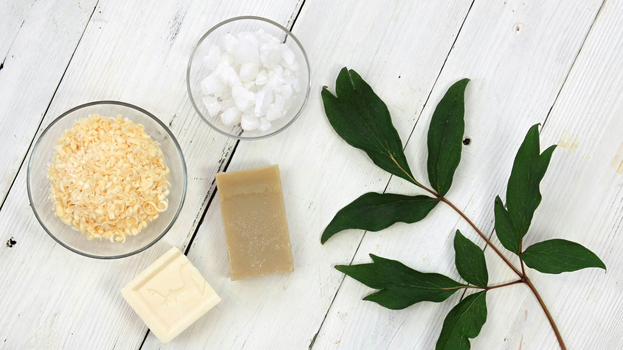 Waschpulver lässt sich aus Waschsoda, Natron, Zitronensäure und Kernseife selber herstellen.