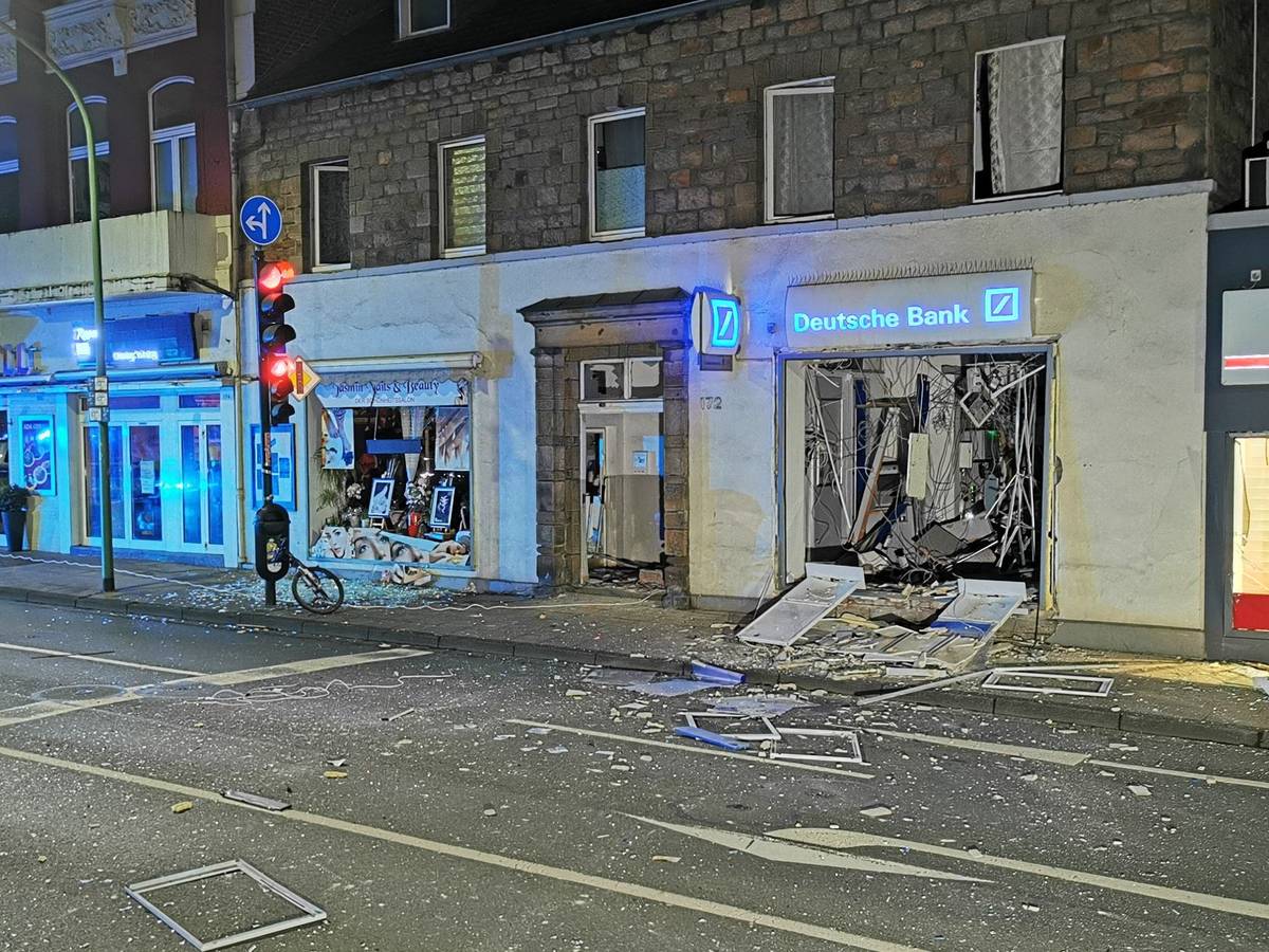 Blick auf die durch die Explosion verwüstete Deutsche Bank-Filiale in Essen.
