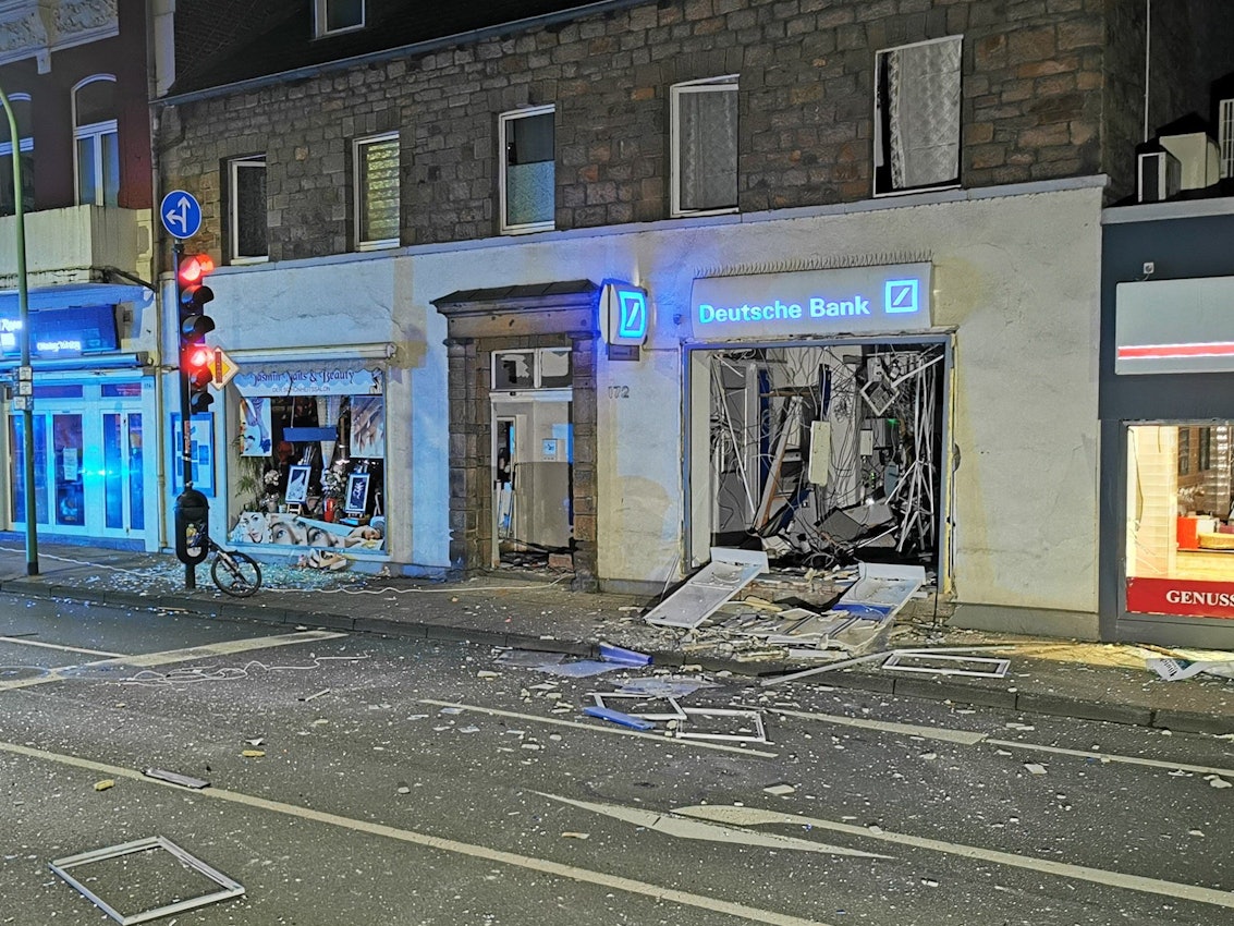 Blick auf die durch die Explosion verwüstete Deutsche Bank-Filiale in Essen.