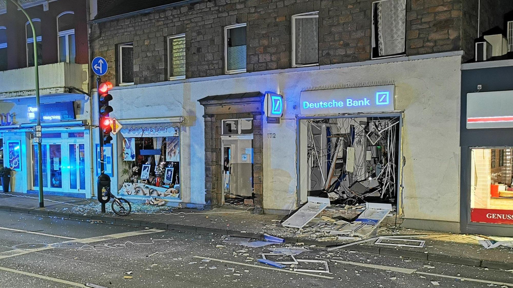Blick auf die durch die Explosion verwüstete Deutsche Bank-Filiale in Essen.