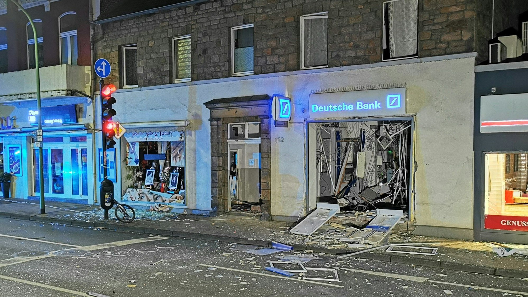 Blick auf die durch die Explosion verwüstete Deutsche Bank-Filiale in Essen.