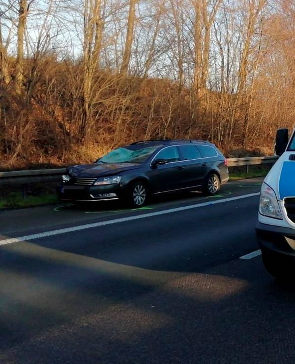 Das Fahrzeug der Unfallaufnahme steht auf einer Autobahn.