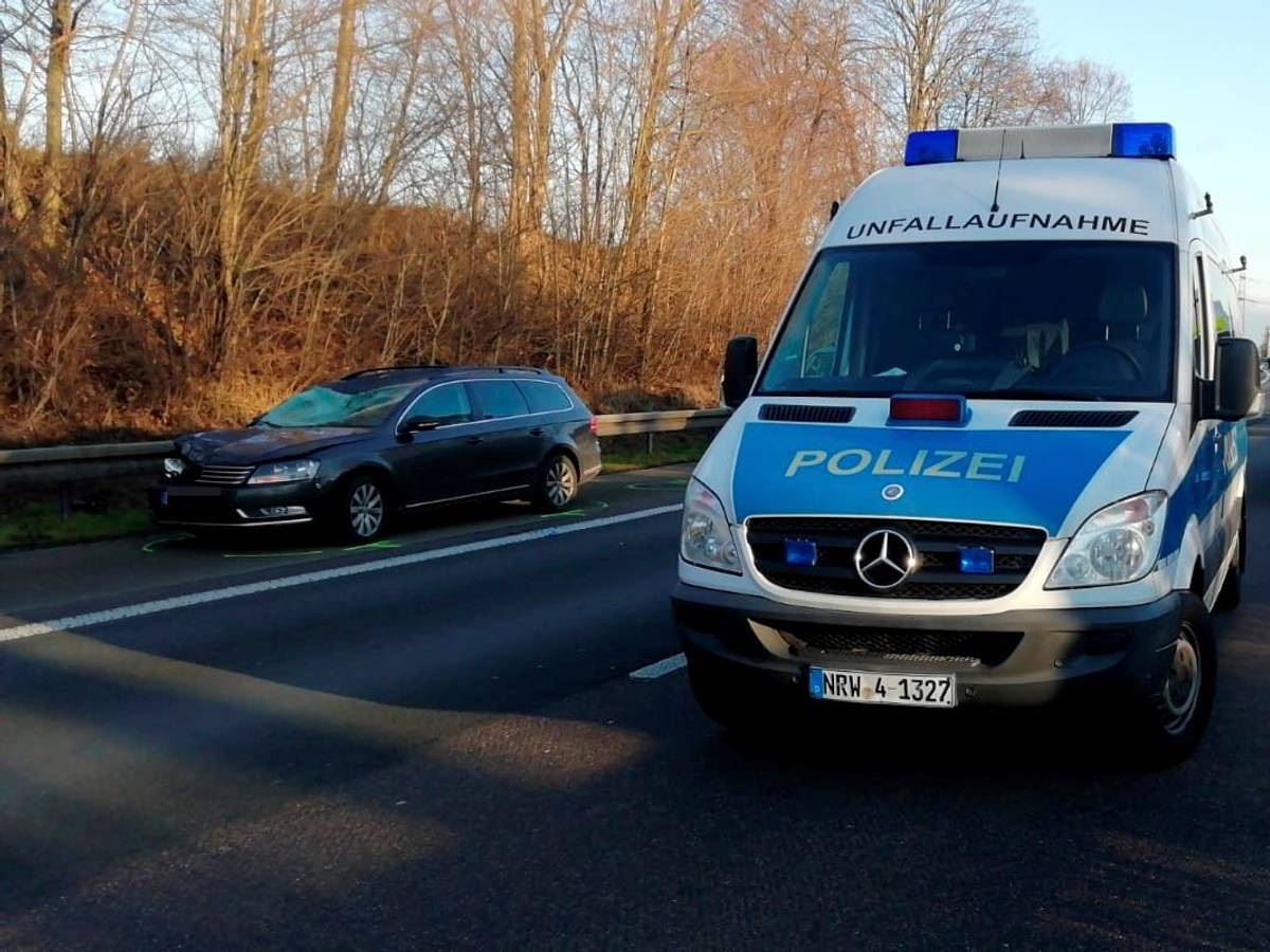 Das Fahrzeug der Unfallaufnahme steht auf einer Autobahn.
