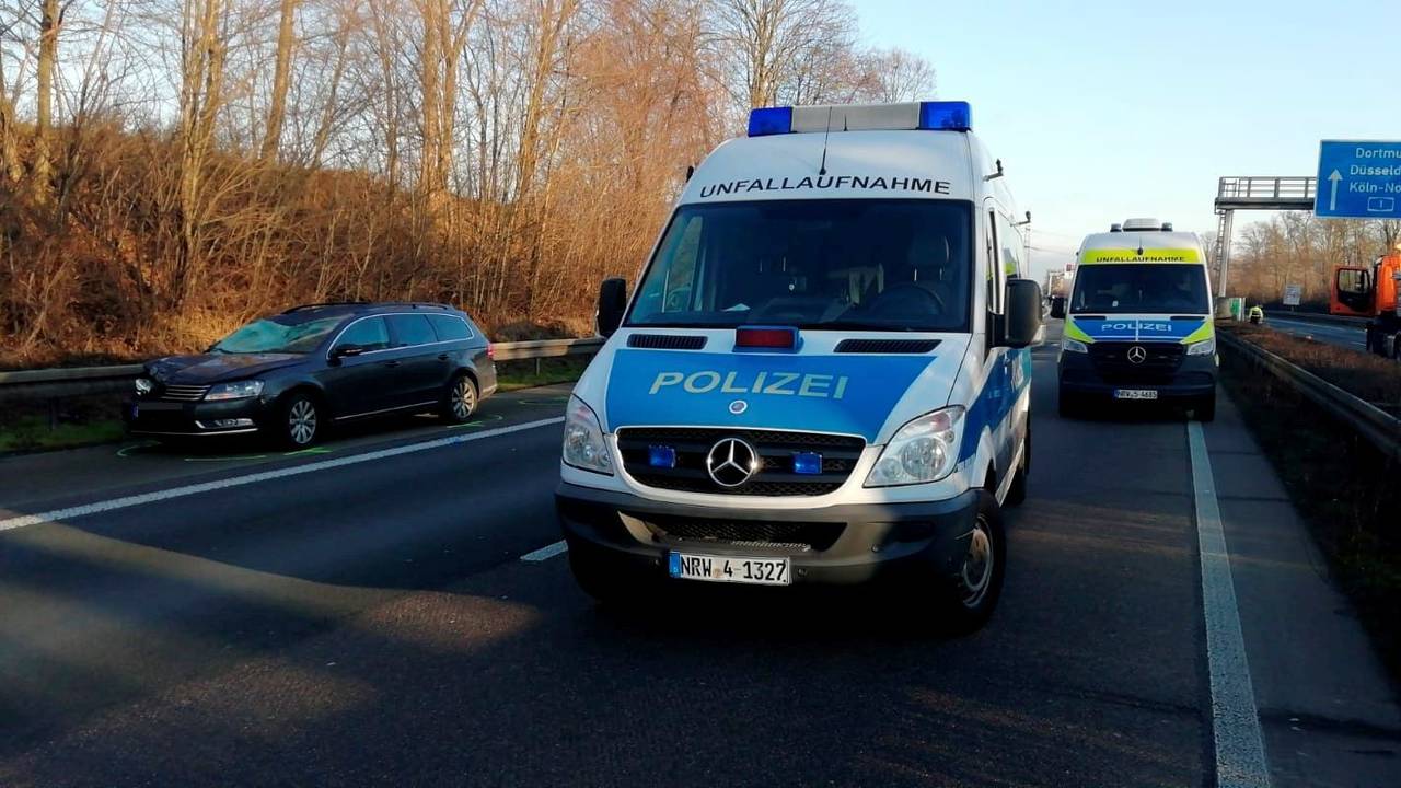 Das Fahrzeug der Unfallaufnahme steht auf einer Autobahn.
