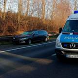 Das Fahrzeug der Unfallaufnahme steht auf einer Autobahn.