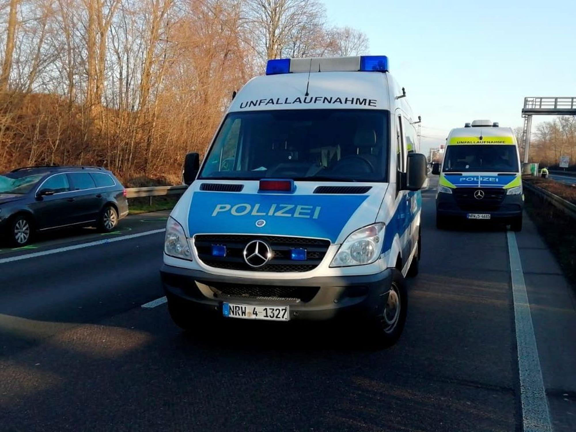 Das Fahrzeug der Unfallaufnahme steht auf einer Autobahn.