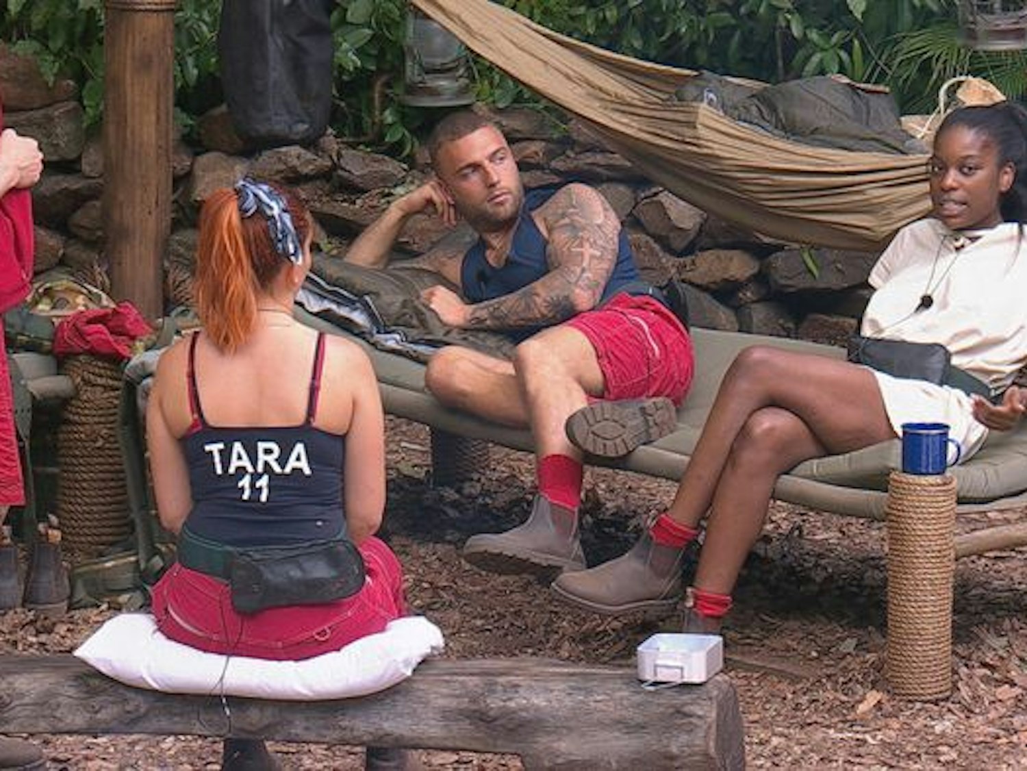 Tara Tabitha (links), Filip Pavlović und Linda Nobat (rechts) im Dschungelcamp am 23. Januar 2022.