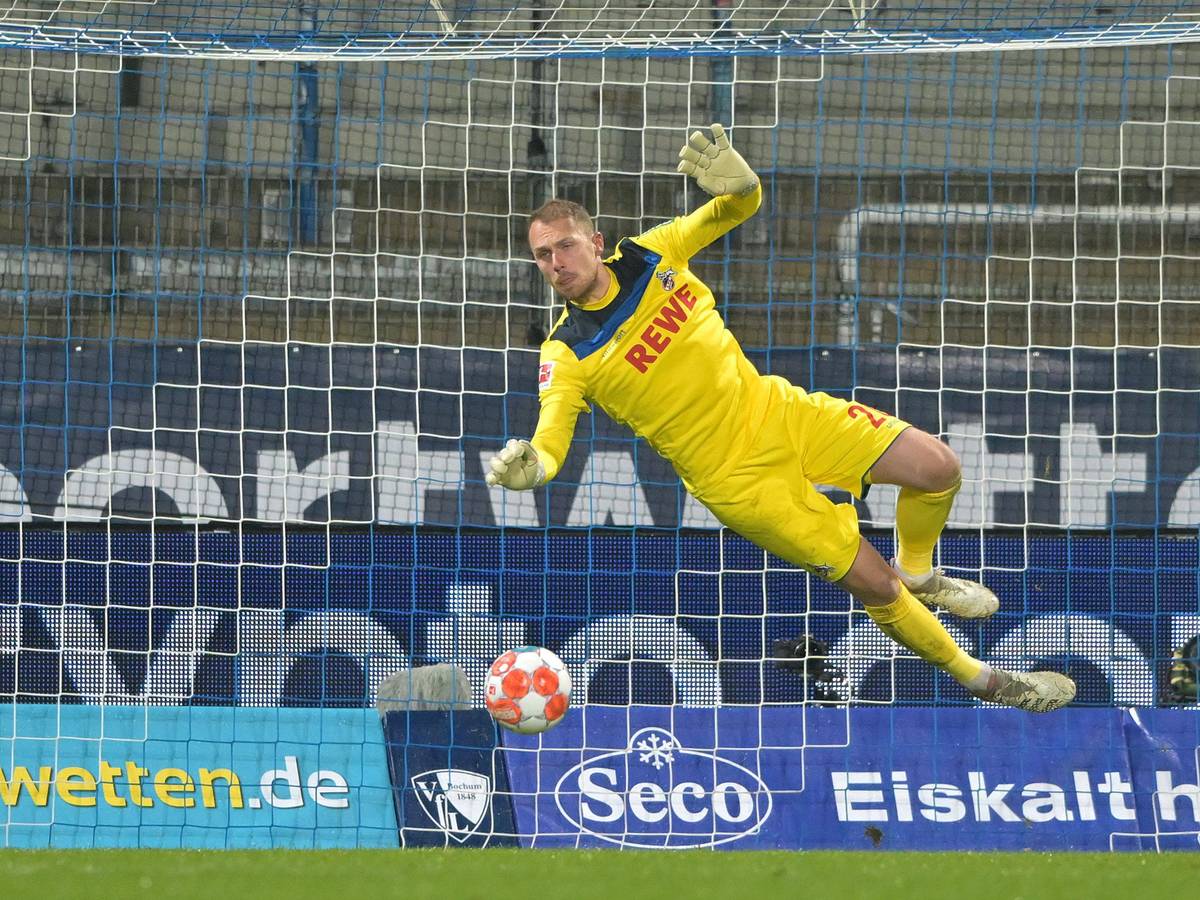 Marvin Schwäbe vom 1. FC Köln bei einer Parade in Bochum