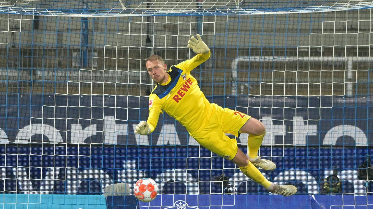Marvin Schwäbe vom 1. FC Köln bei einer Parade in Bochum