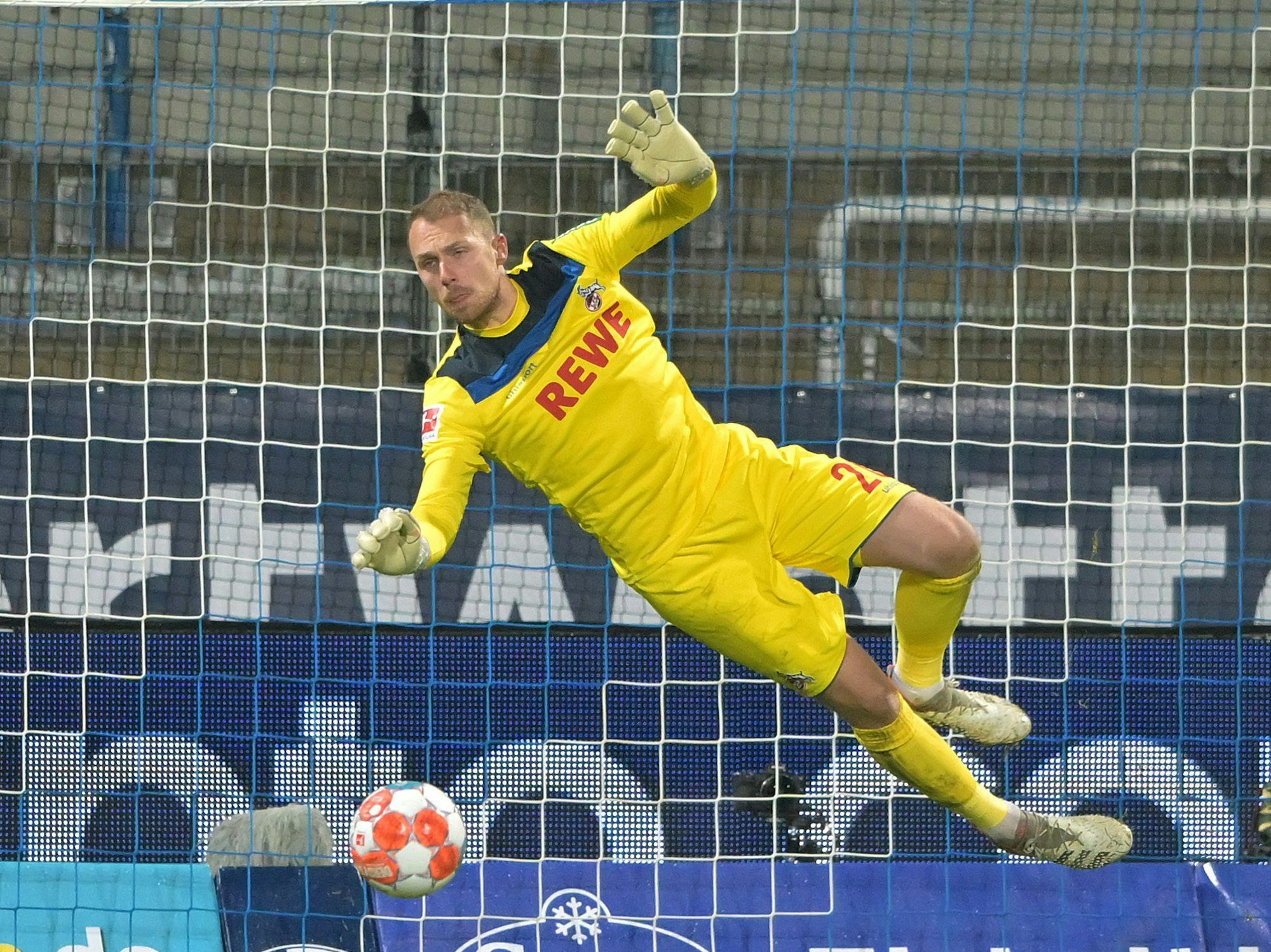 Marvin Schwäbe vom 1. FC Köln bei einer Parade in Bochum