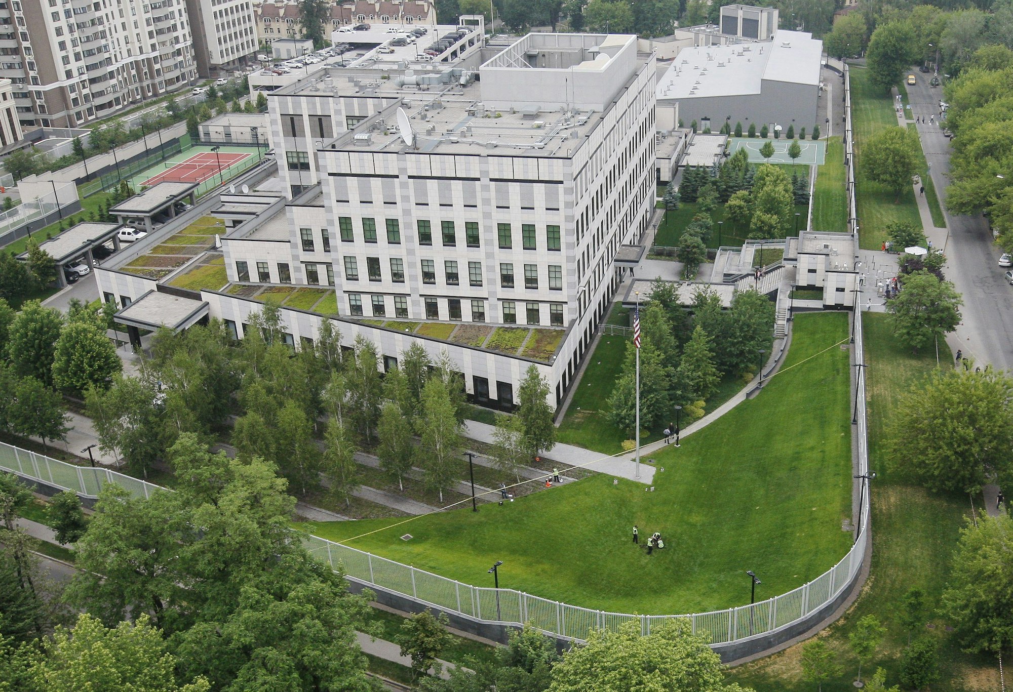 Polizisten untersuchen nach einer Explosion das Außengelände der US-Botschaft in Kiew. Symbolbild vom 8. Juni 2017.