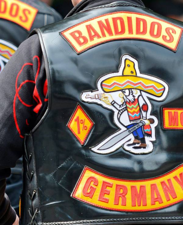 „Bandidos Germany“ steht auf dem Rücken von Westen, die Mitglieder des Motorradclubs «Bandidos» tragen.