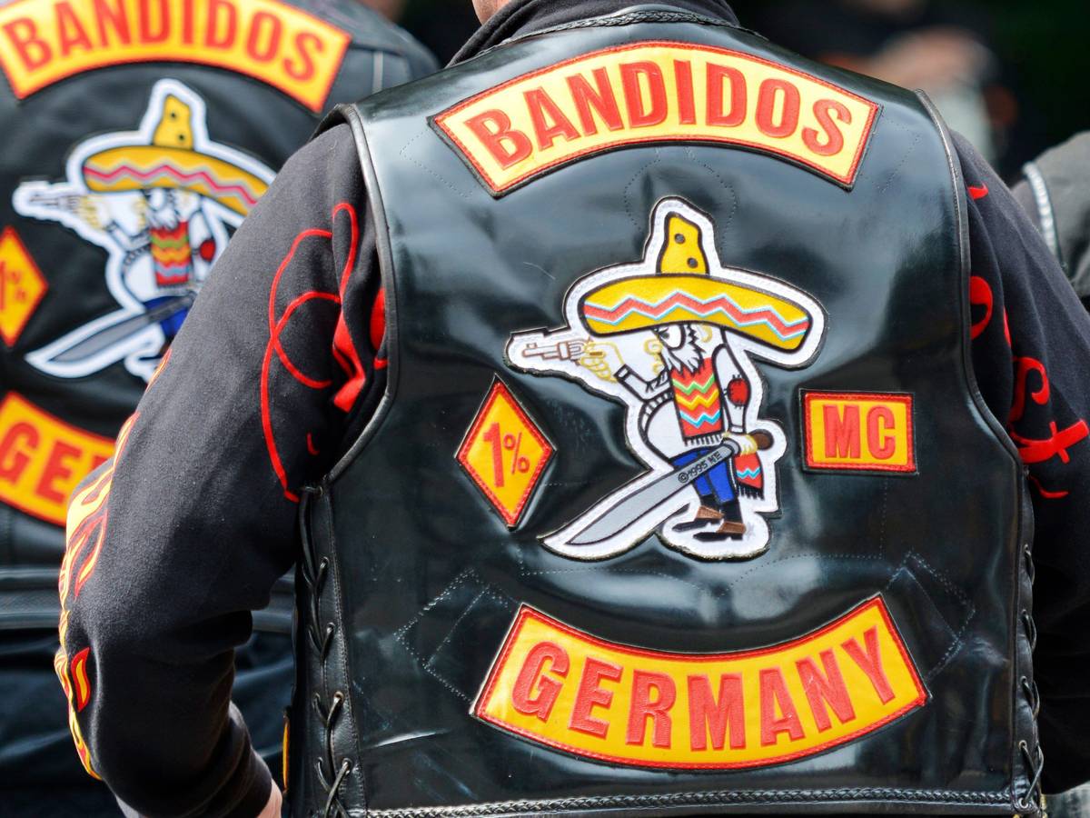 „Bandidos Germany“ steht auf dem Rücken von Westen, die Mitglieder des Motorradclubs «Bandidos» tragen.