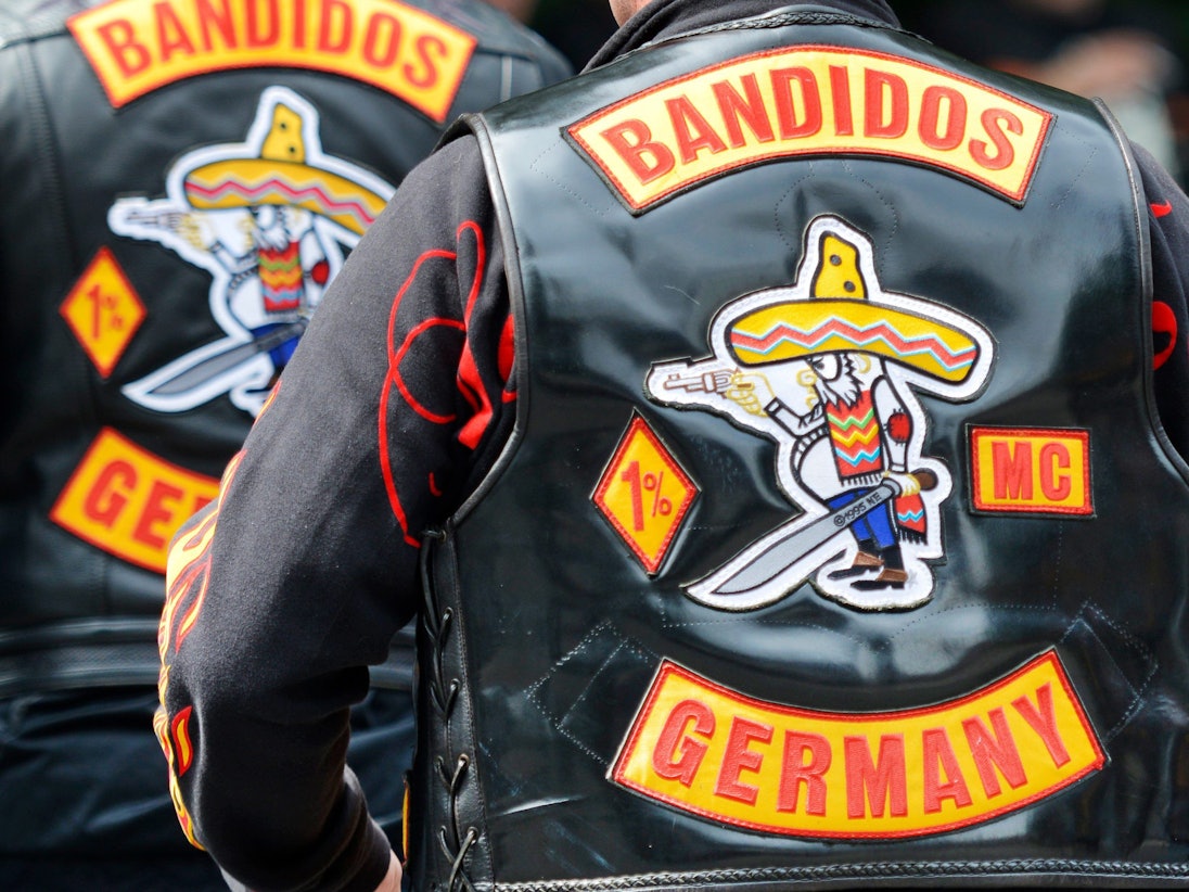 „Bandidos Germany“ steht auf dem Rücken von Westen, die Mitglieder des Motorradclubs «Bandidos» tragen.