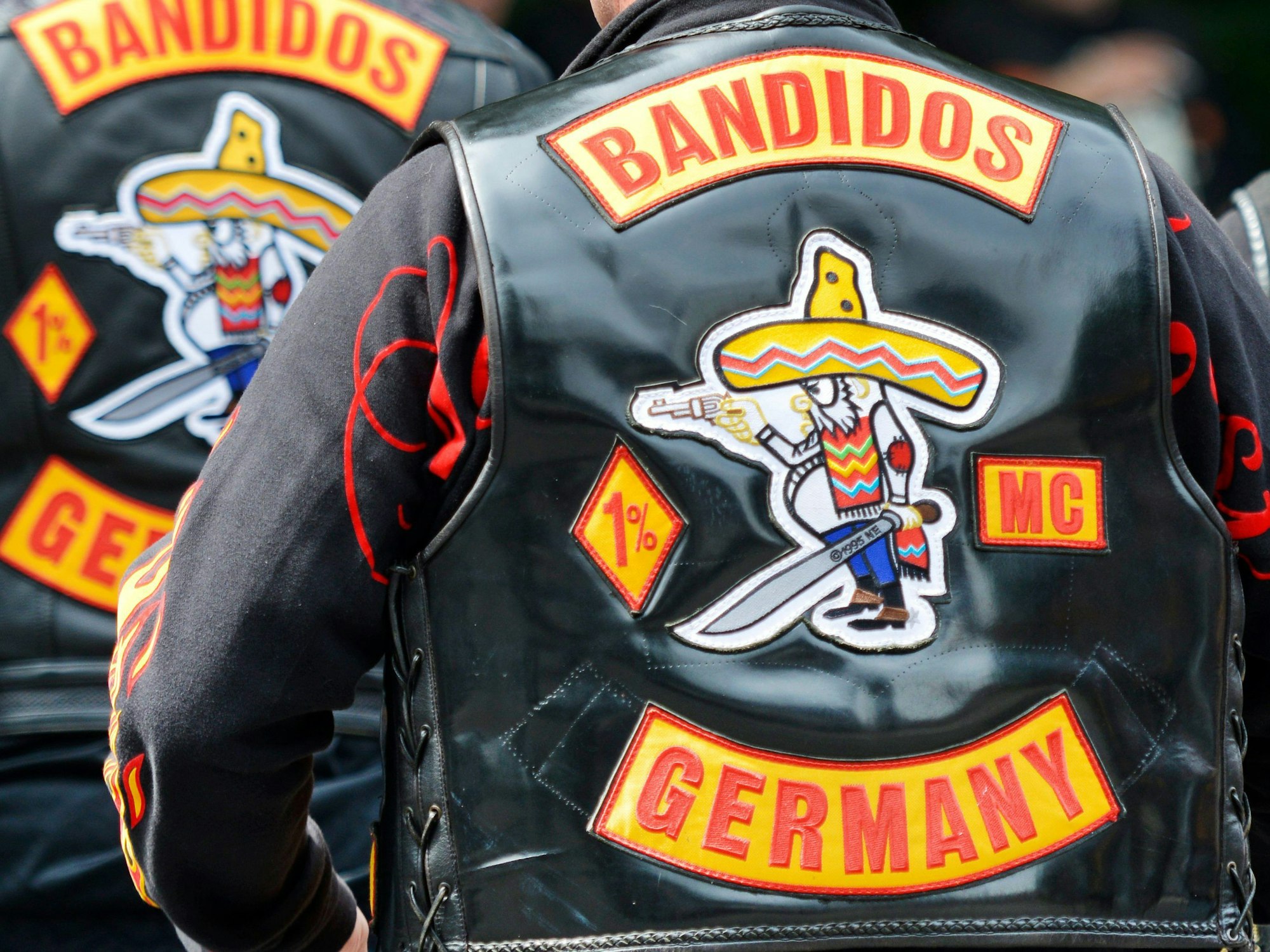 "Bandidos Germany" steht auf dem Rücken von Westen, die zwei Mitglieder des Motorradclubs Bandidos tragen.