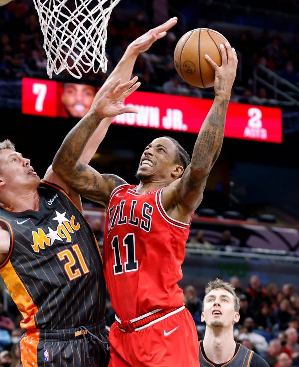 DeMar DeRozan springt zum Korbleger hoch, Moritz Wagner schlägt mit seiner Hand nach dem Ball.