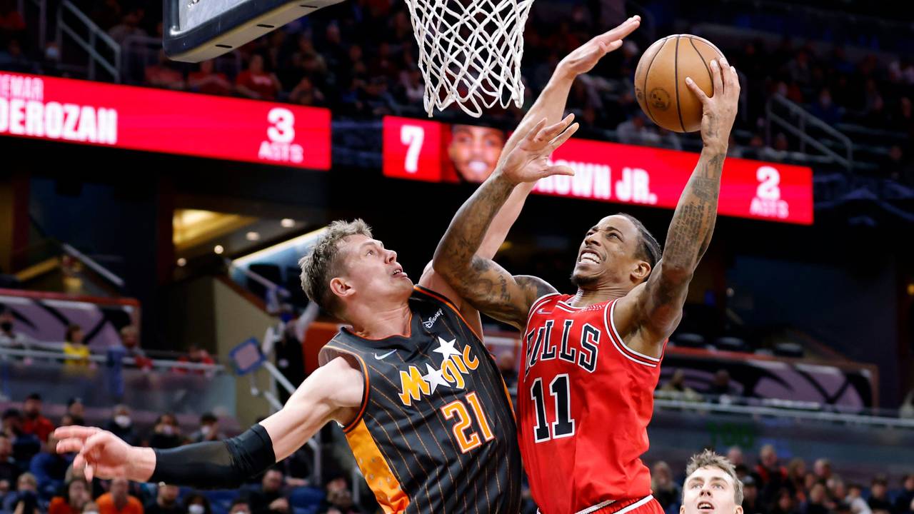 DeMar DeRozan springt zum Korbleger hoch, Moritz Wagner schlägt mit seiner Hand nach dem Ball.