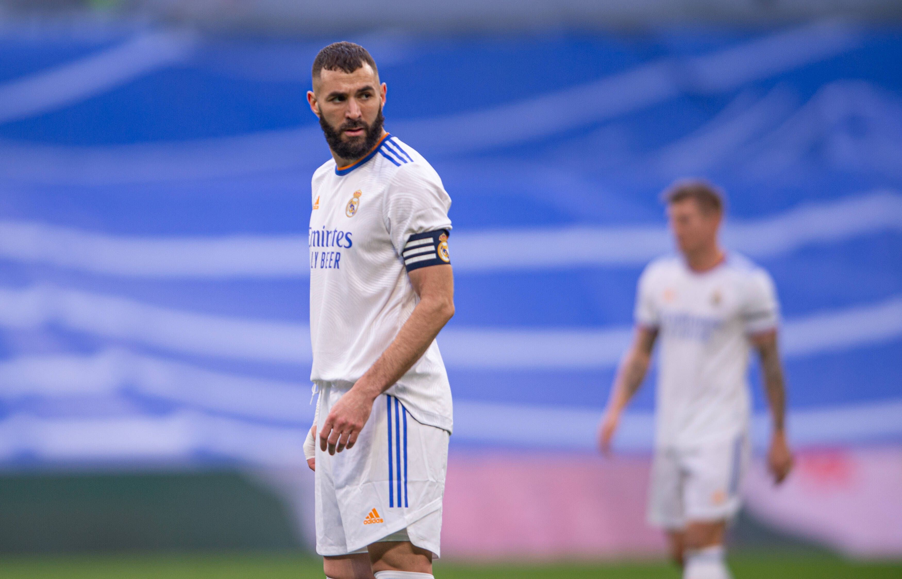 Karim Benzema schau kritisch zur Seite.