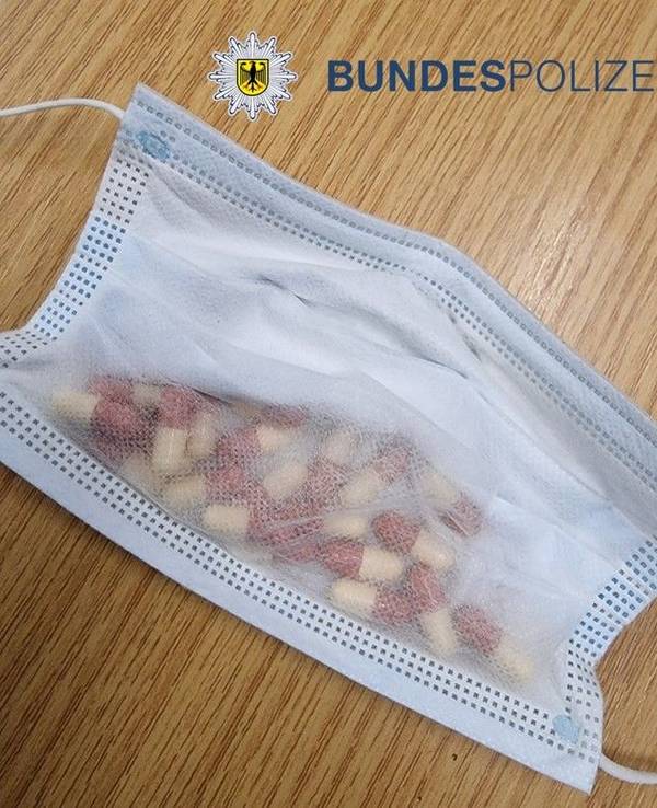 Bundespolizei: Maske mit Pillen