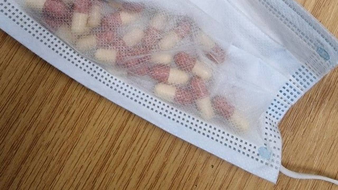 Bundespolizei: Maske mit Pillen