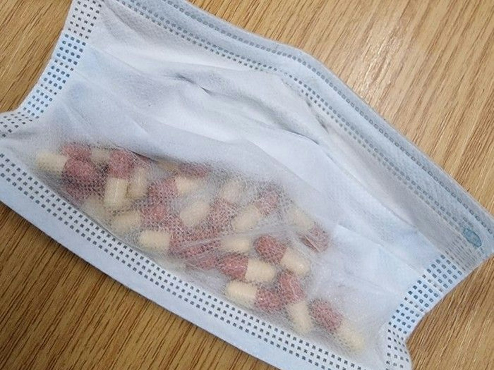 Bundespolizei: Maske mit Pillen