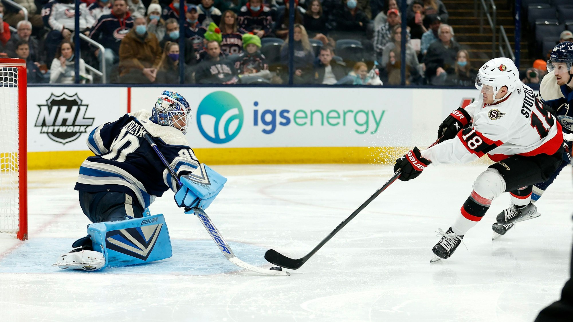 Elvic Merzlikins kann den geschossenen Puck von Tim Stützle parieren.