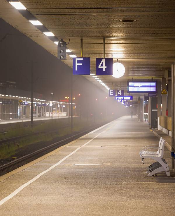 Menschenleer ist am frühen Morgen ein Bahnsteig im Hauptbahnhof von Hannover.