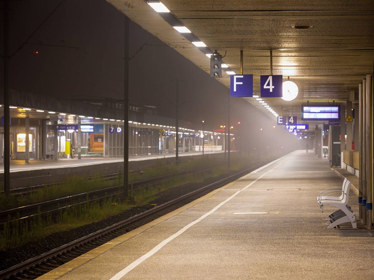 Menschenleer ist am frühen Morgen ein Bahnsteig im Hauptbahnhof von Hannover.