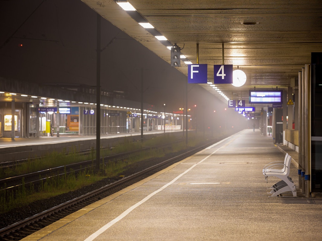 Menschenleer ist am frühen Morgen ein Bahnsteig im Hauptbahnhof von Hannover.
