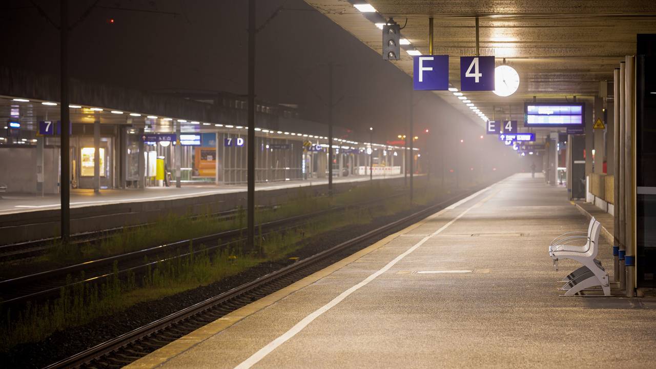 Menschenleer ist am frühen Morgen ein Bahnsteig im Hauptbahnhof von Hannover.