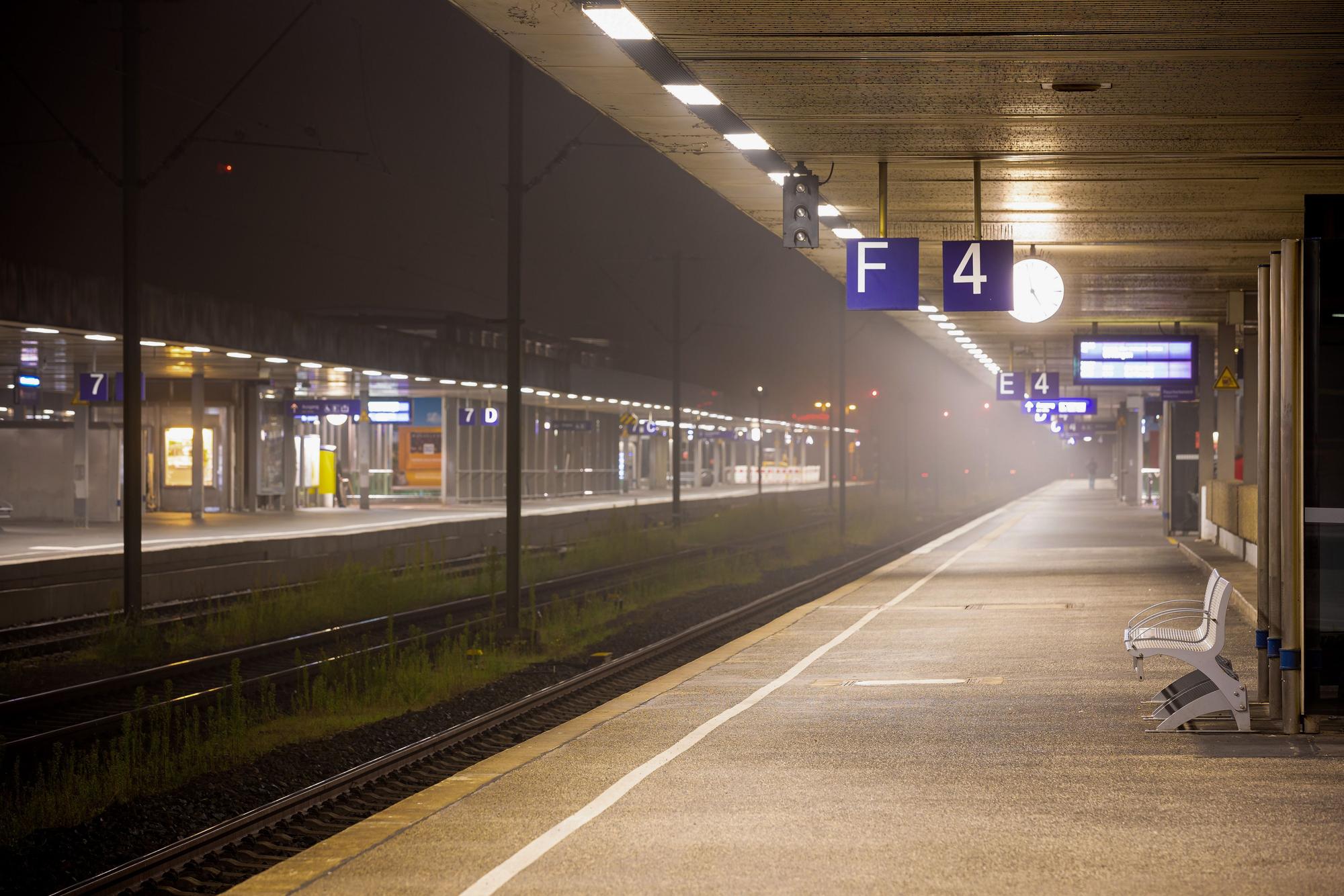 Menschenleer ist am frühen Morgen ein Bahnsteig im Hauptbahnhof von Hannover.