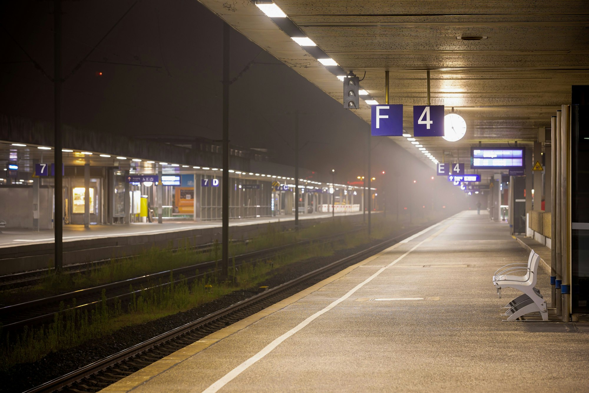 Menschenleer ist am frühen Morgen ein Bahnsteig im Hauptbahnhof von Hannover.