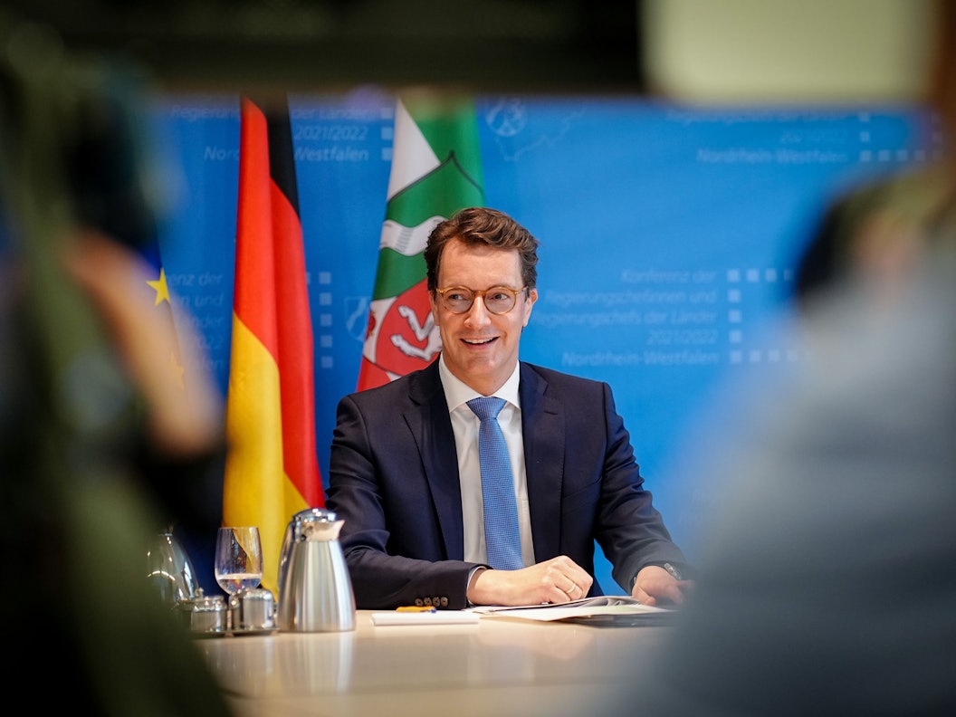 Hendrik Wüst (CDU), Ministerpräsident von Nordrhein-Westfalen, spricht zu Beginn der digitalen Ministerpräsidentenkonferenz mit seinen Amtskollegen.