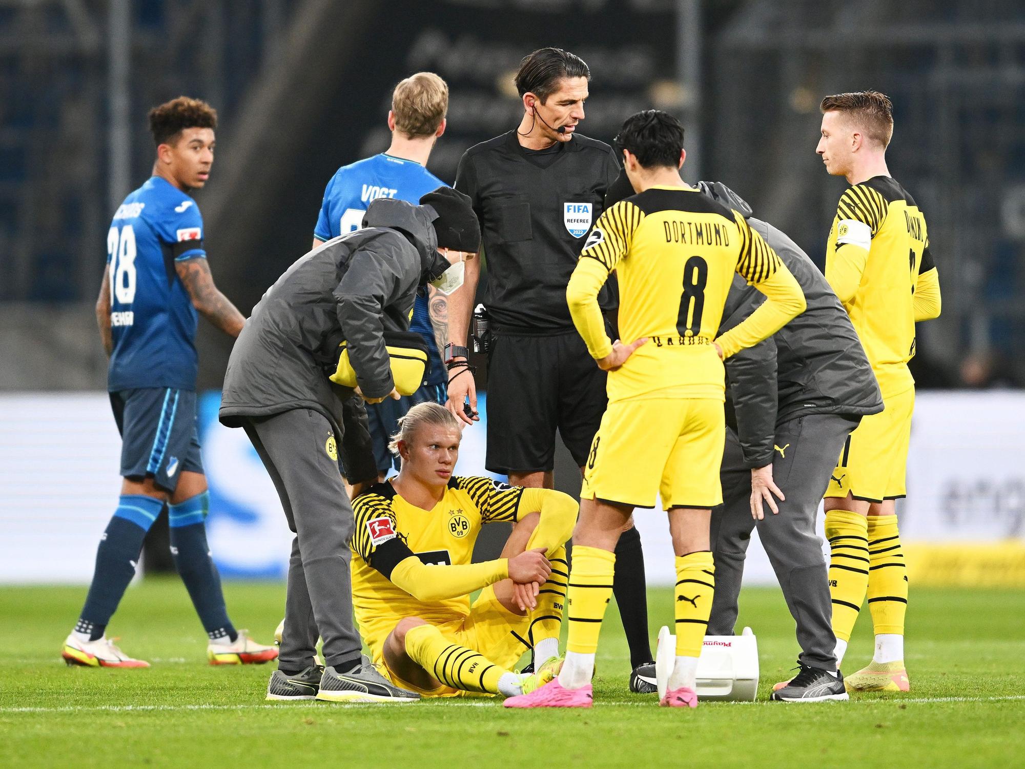Erling Haaland sitzt verletzt am Boden.