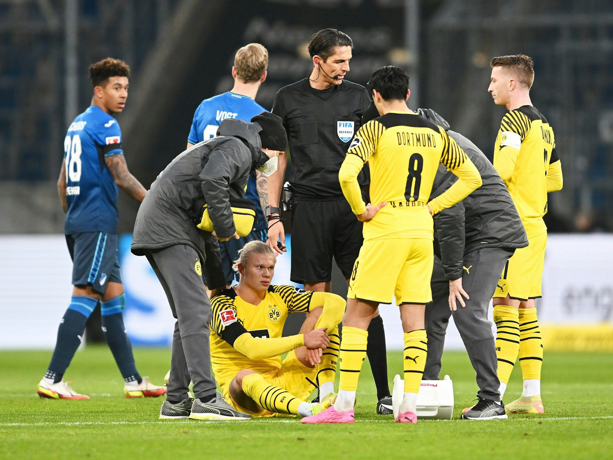 Erling Haaland sitzt verletzt am Boden.