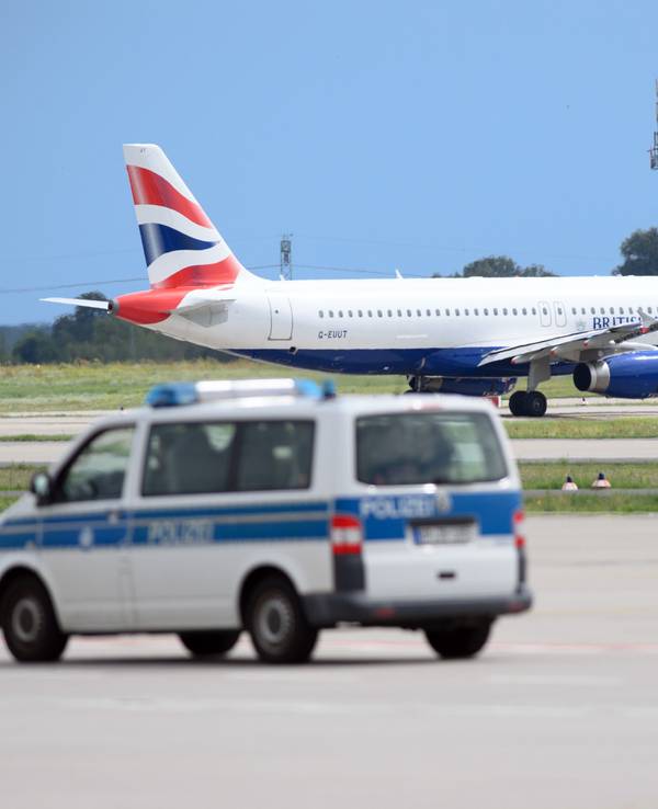 32 betrunkene Seemänner haben im Flugzeug von Windhuk (Namibia) nach Frankfurt so viel Alkohol konsumiert, dass auf dem Flughafen in Frankfurt die Polizei einschreiten musste. Unser Symbolbild zeigt den Flughafen Berlin Brandenburg am 10. August 2021.