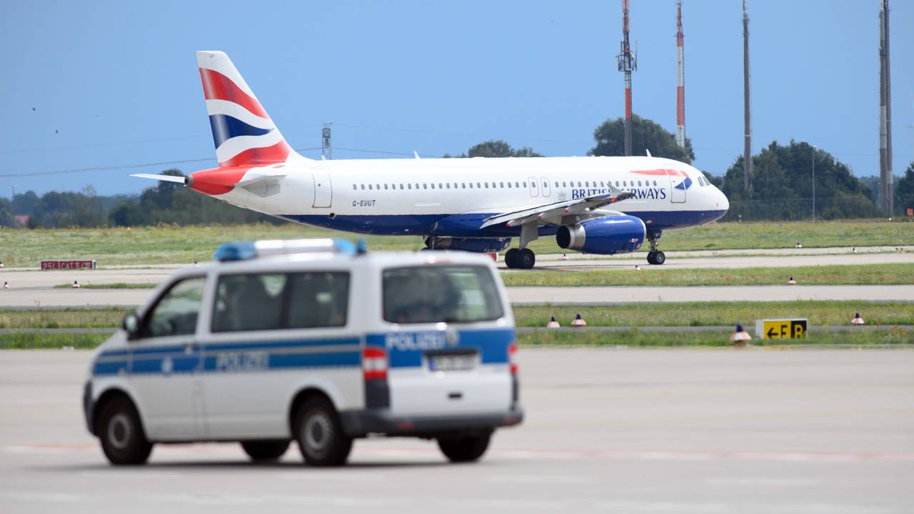 32 betrunkene Seemänner haben im Flugzeug von Windhuk (Namibia) nach Frankfurt so viel Alkohol konsumiert, dass auf dem Flughafen in Frankfurt die Polizei einschreiten musste. Unser Symbolbild zeigt den Flughafen Berlin Brandenburg am 10. August 2021.