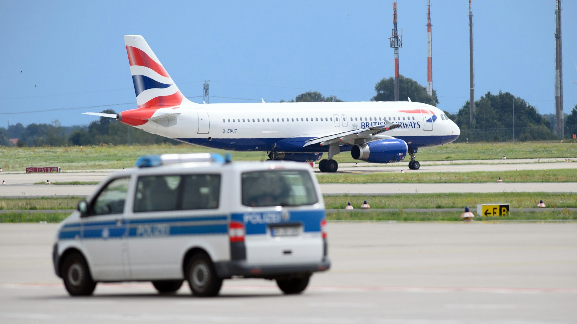 32 betrunkene Seemänner haben im Flugzeug von Windhuk (Namibia) nach Frankfurt so viel Alkohol konsumiert, dass auf dem Flughafen in Frankfurt die Polizei einschreiten musste. Unser Symbolbild zeigt den Flughafen Berlin Brandenburg am 10. August 2021.