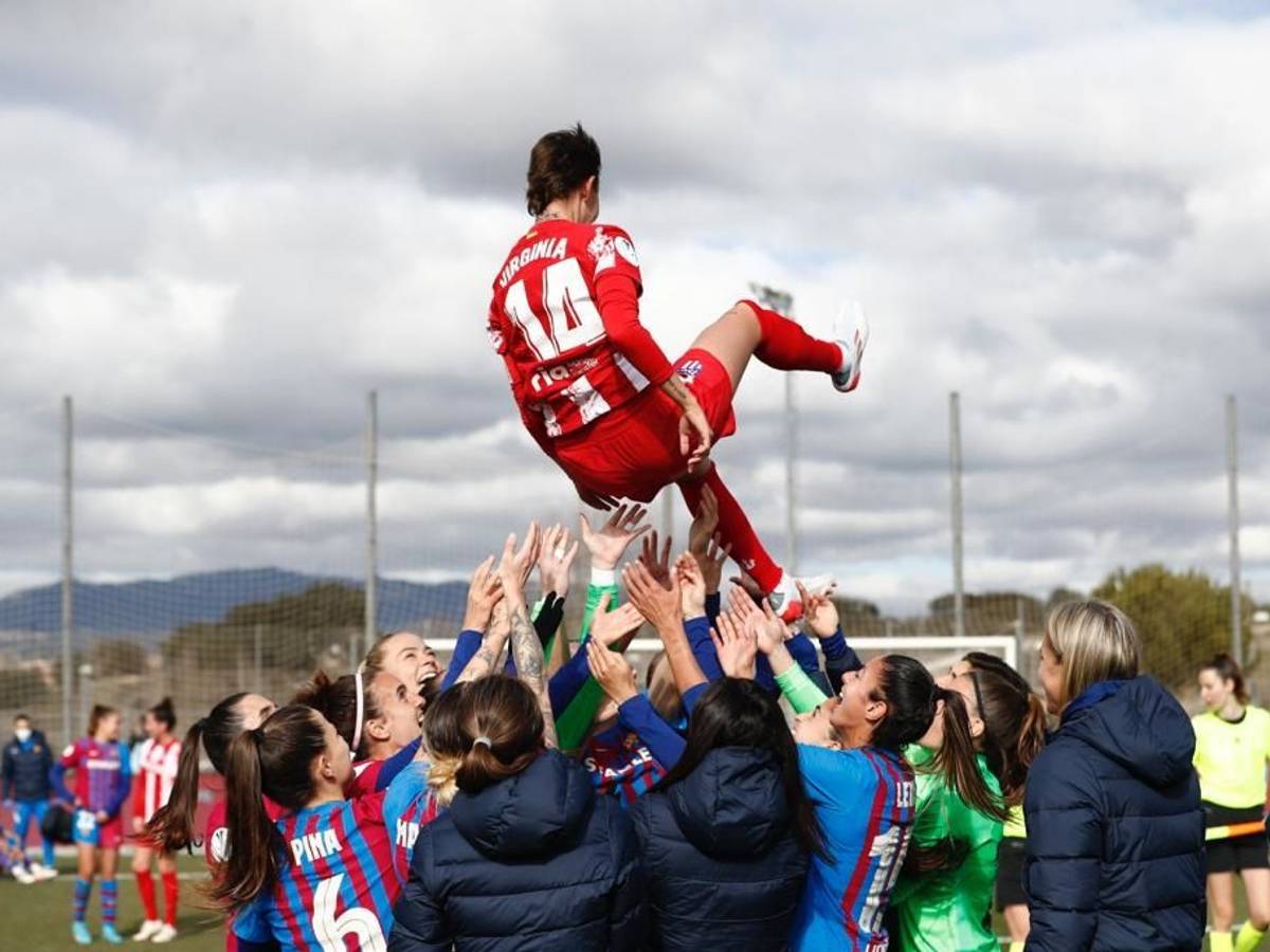 Die Spielerinnen des FC Barcelona lassen nach dem spanischen Supercup Gegnerin Virginia Torrecilla hochleben.