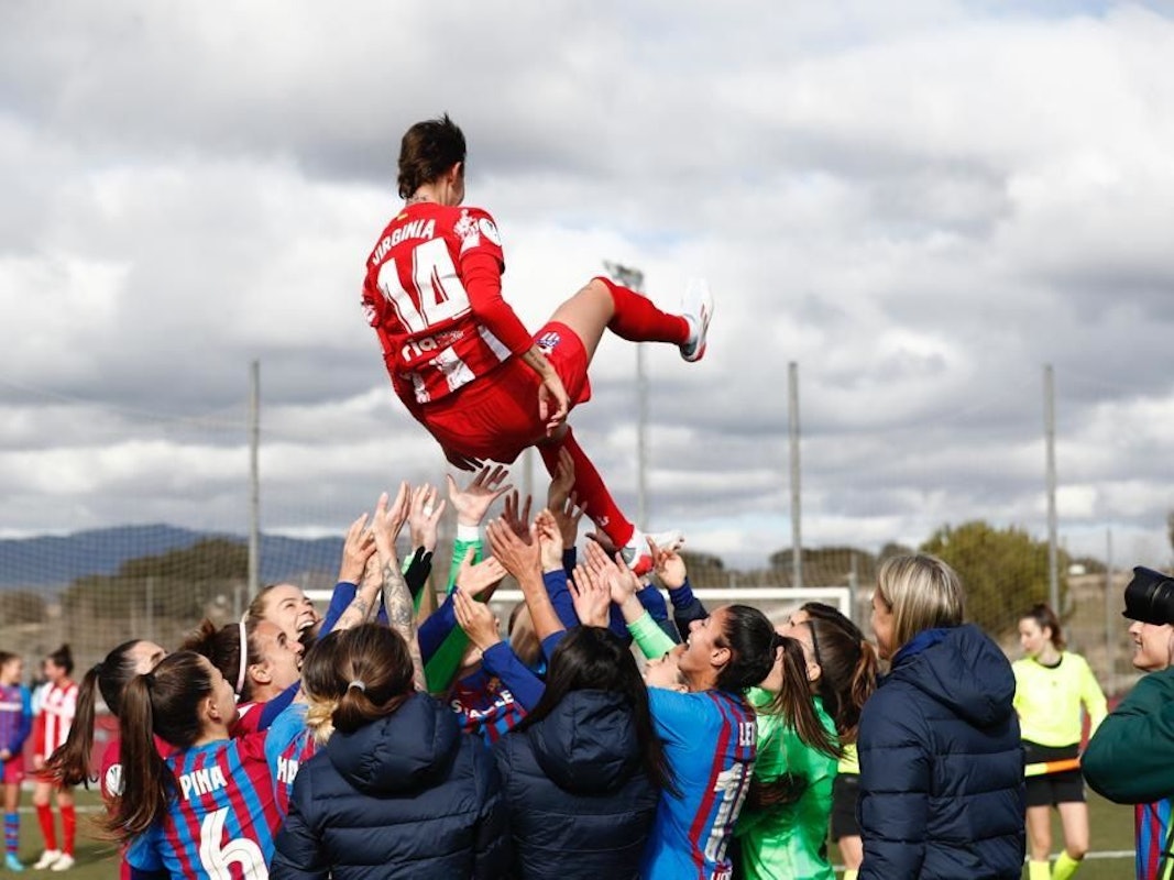 Die Spielerinnen des FC Barcelona lassen nach dem spanischen Supercup Gegnerin Virginia Torrecilla hochleben.