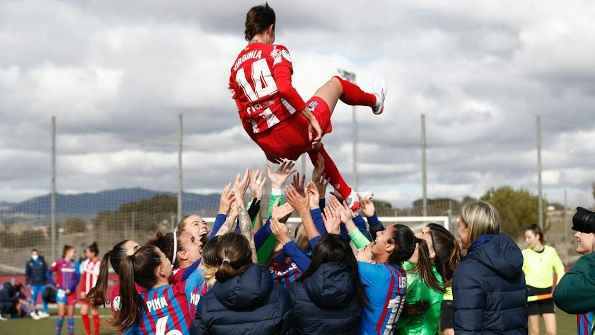 Die Spielerinnen des FC Barcelona lassen nach dem spanischen Supercup Gegnerin Virginia Torrecilla hochleben.