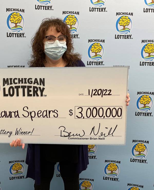 Laura Spears mit ihrem Lottogewinn bei der „Michigan Lottery“.