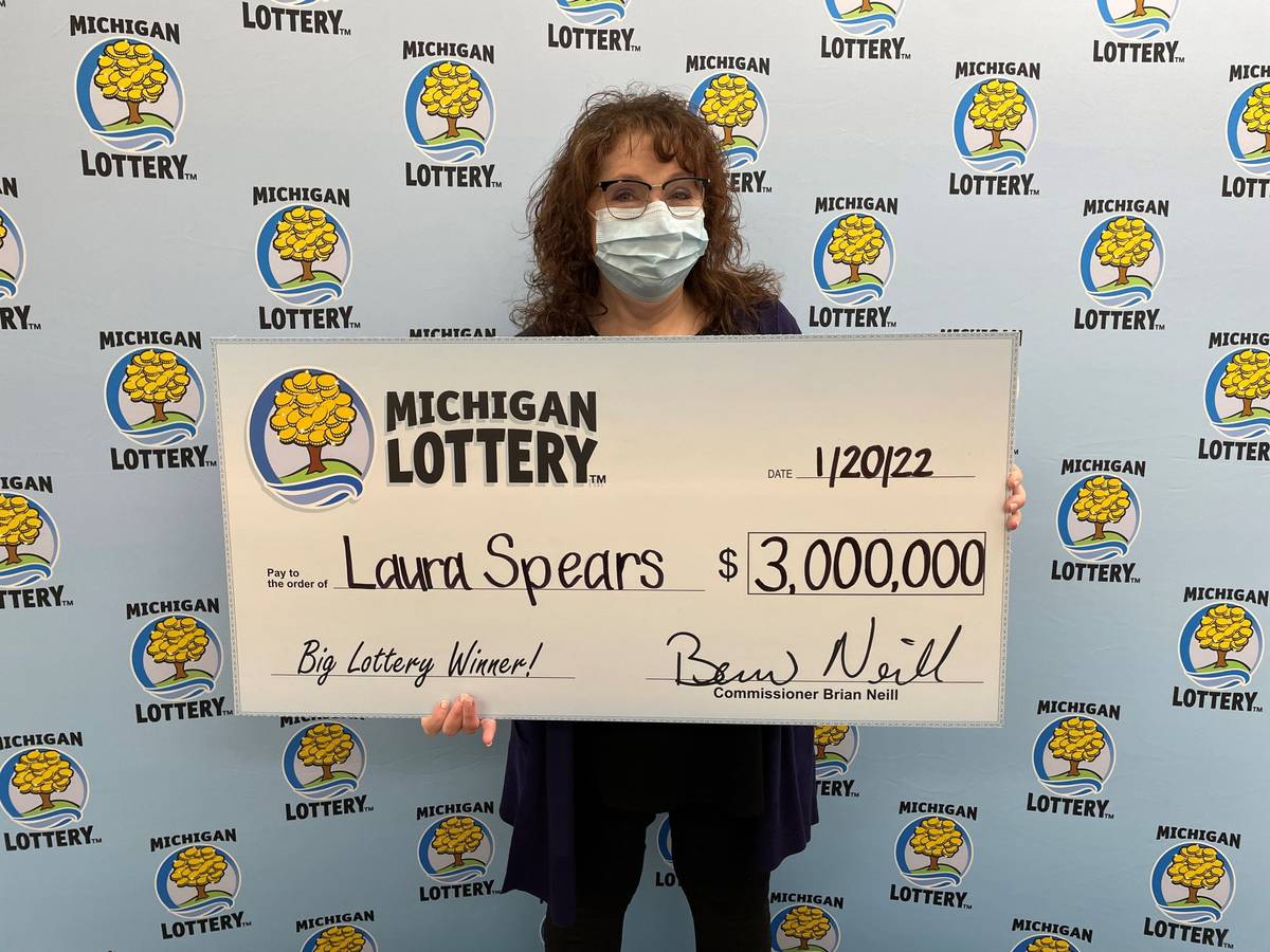 Laura Spears mit ihrem Lottogewinn bei der „Michigan Lottery“.
