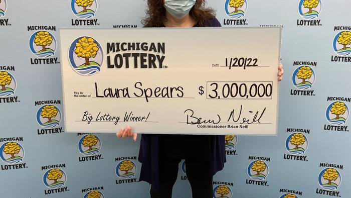 Laura Spears mit ihrem Lottogewinn bei der „Michigan Lottery“.
