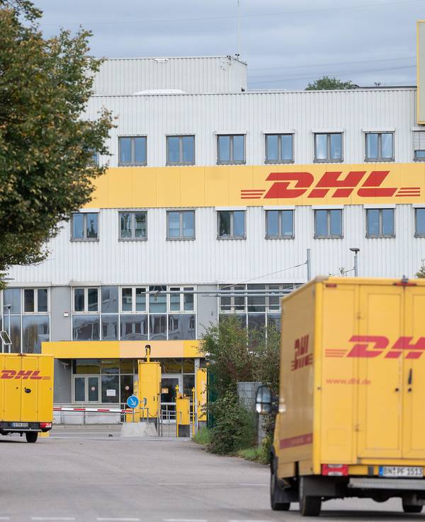 DHL-Lastwagen fahren auf ein DHL-Frachtzentrum zu. Foto vom 8. Oktober 2020.