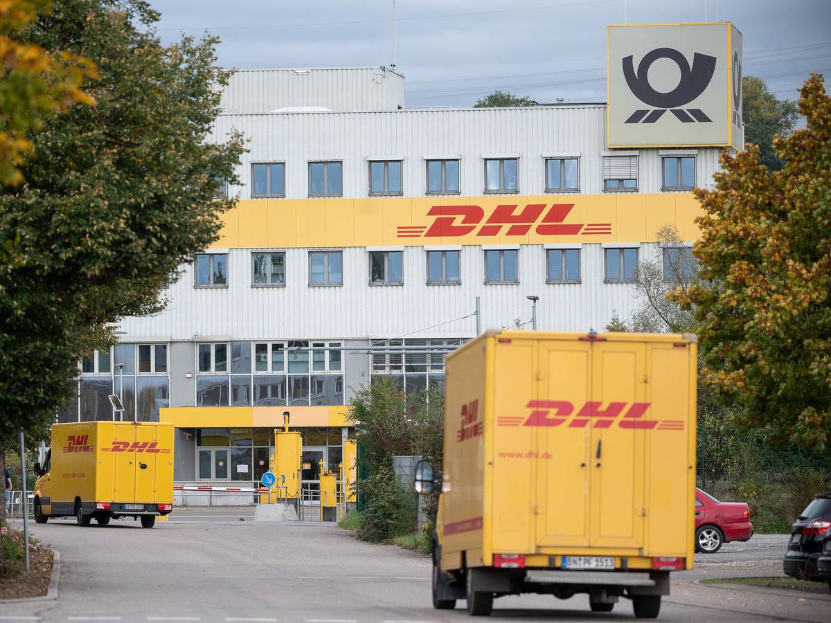 DHL-Lastwagen fahren auf ein DHL-Frachtzentrum zu. Foto vom 8. Oktober 2020.